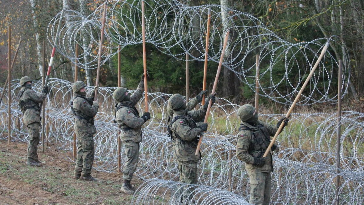 Tymczasowa zapora z drutu ostrzowego na półmetku. Wybudowano już 107 km  zapory z concertiny na granicy z Rosją