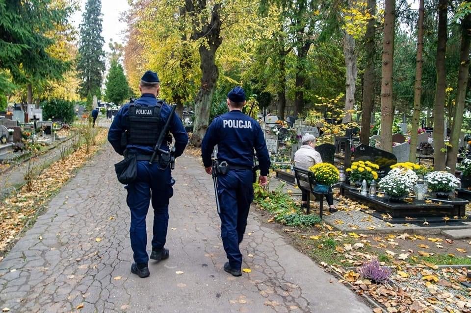 Głowa Pana Jezusa celem cmentarnych kradzieży. Cmentarz w miejscowości Wilczęta nawiedzają złodzieje i okradają nagrobki