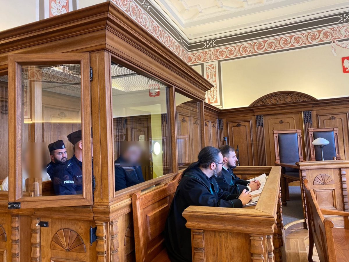 Elbląg: Śmiertelne pobicie w centrum miasta. Oskarżeni odpowiedzą za udział w bójce czy śmiertelnym pobiciu na ul. Hetmańskiej? Ruszył proces w tej sprawie. Znamy wyjaśnienia oskarżonych
