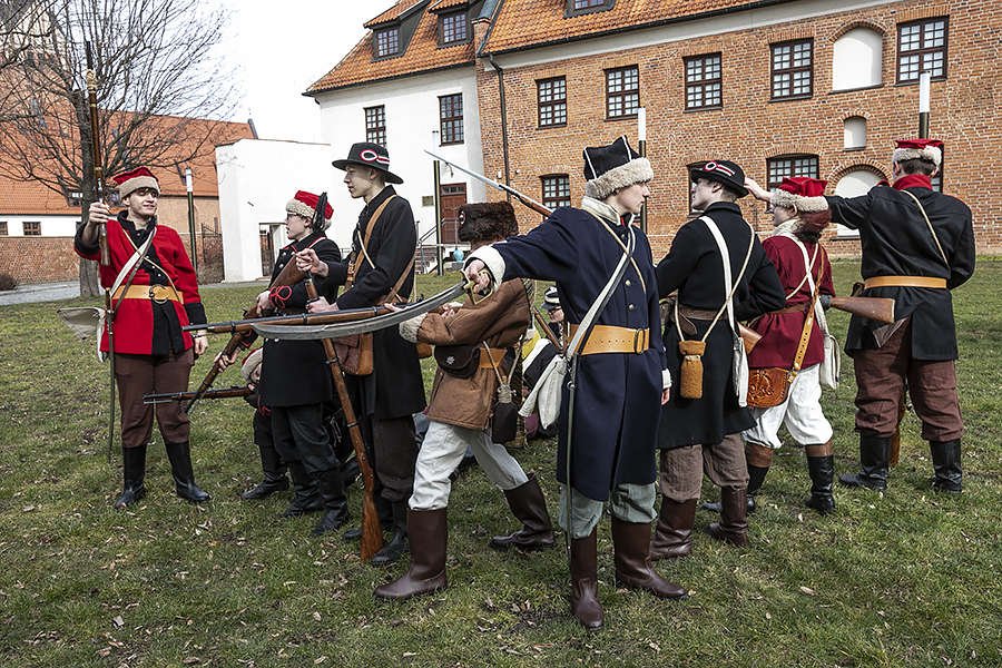 Elbląg: Członkowie Międzyszkolnego Koła Historycznego oddali hołd powstańcom styczniowym [ZDJĘCIA]
