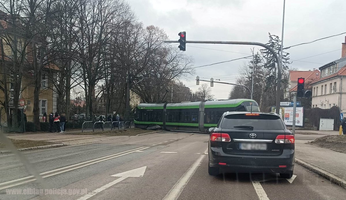 Elbląg: Na ul. Bema tramwaj wypadł z szyn.Trwają utrudnienia w ruchu, ulica jest nieprzejezdna


