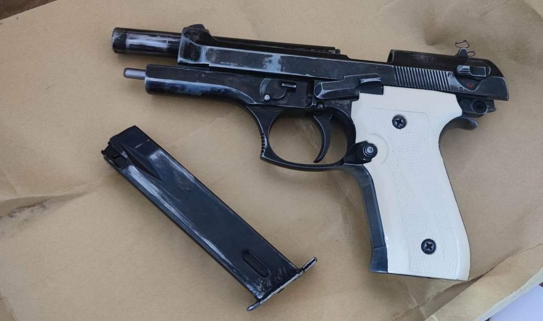 Elbląg: Przerobił pistolet hukowy na broń palną? 54-latek odpowie przed sądem, grozi mu nawet do 8 lat więzienia 