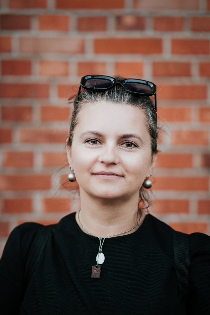 Emilia Orzechowska odpowiada na kilka pytań. Jedno z nich brzmi: Czy feminatywy powinny stać się normą języka polskiego? 
