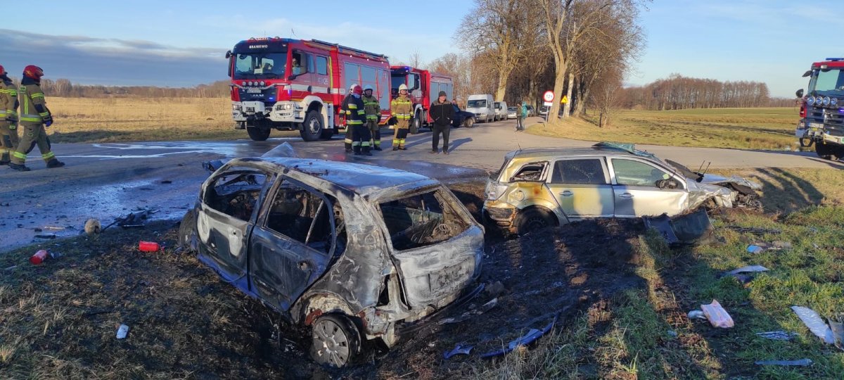 Ten wypadek mógł skończyć się tragedią. Dwa samochody zderzyły się, wylądowały w rowie i stanęły w płomieniach. Kierujący trafili do szpitala [ZDJĘCIA]