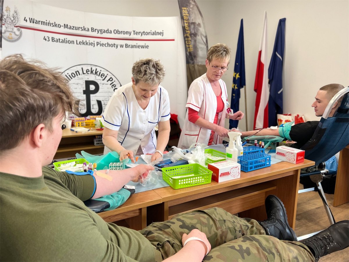 43 Batalion Lekkiej Piechoty w Braniewie zorganizował ratującą życie zbiórkę. Żołnierze oddali niemal 17 litrów krwi [ZDJĘCIA]