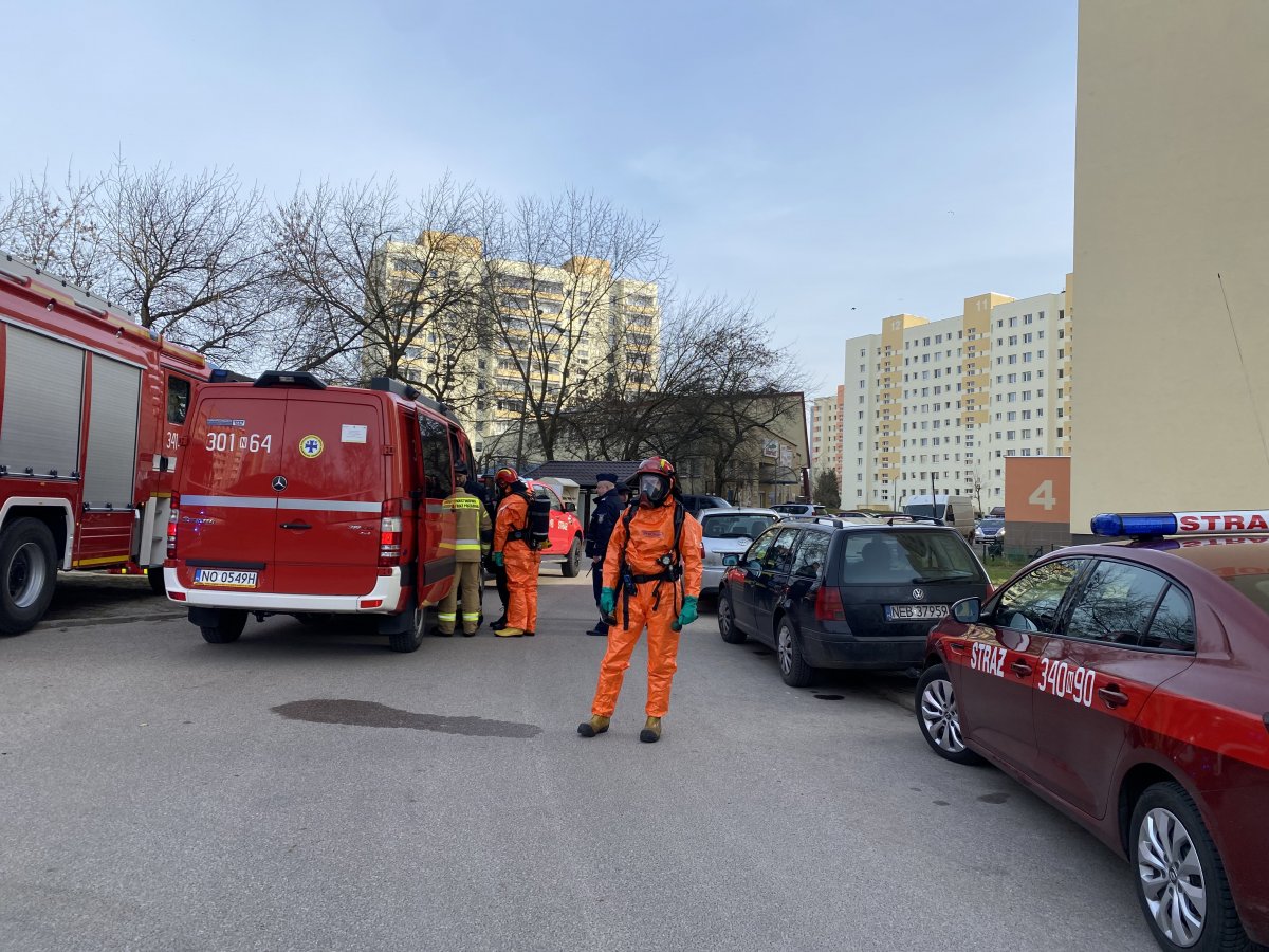 Elbląg: Pożar, narkotyki, chemikalia i ewakuacja mieszkańców.  43-latek miał w wynajmowanym mieszkaniu przy ul. Okulickiego kilkadziesiąt pojemników z nieznanymi substancjami chemicznym