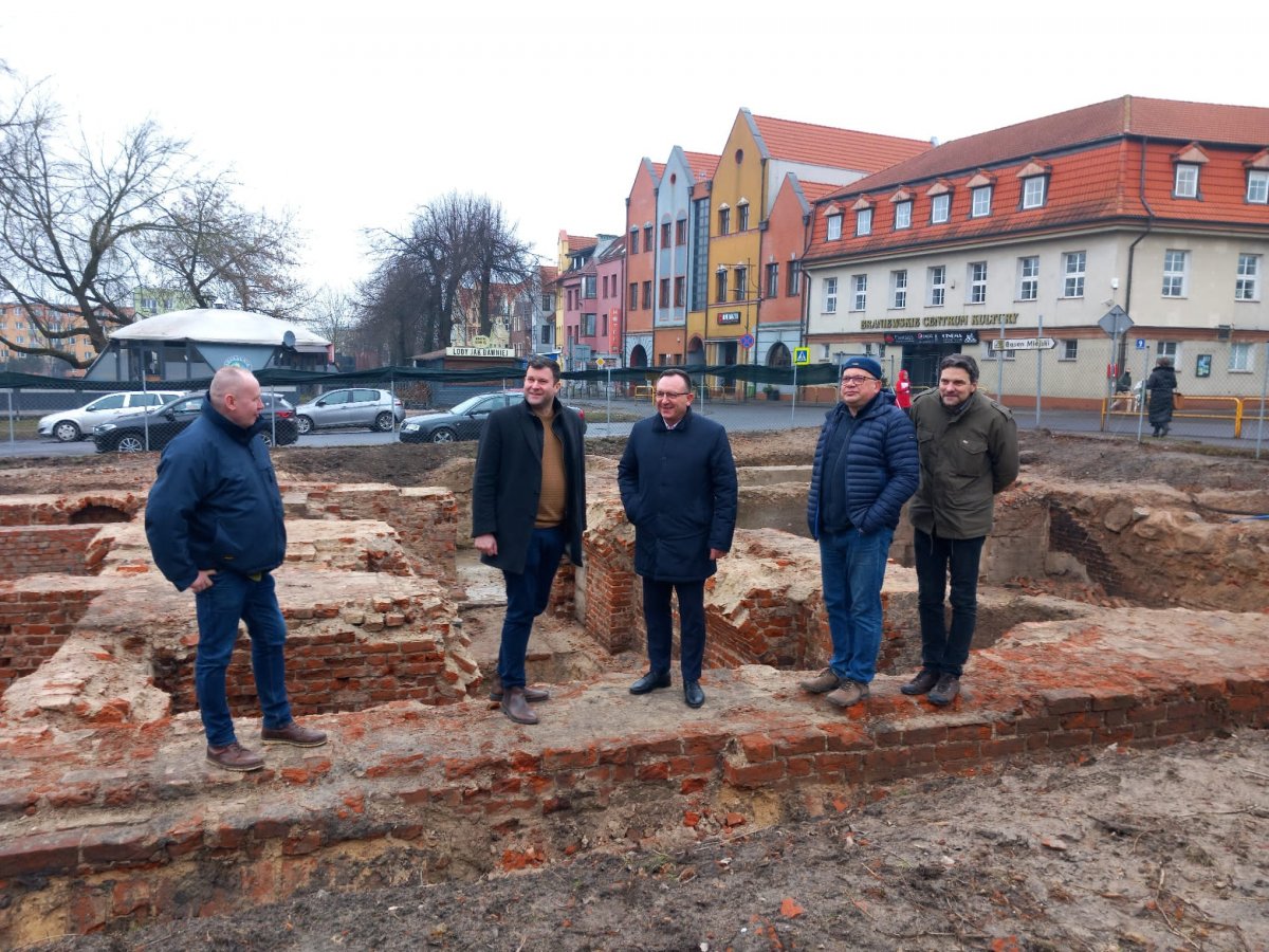 Odbudowa ratusza w Braniewie: Wstępne prace archeologiczne zakończone