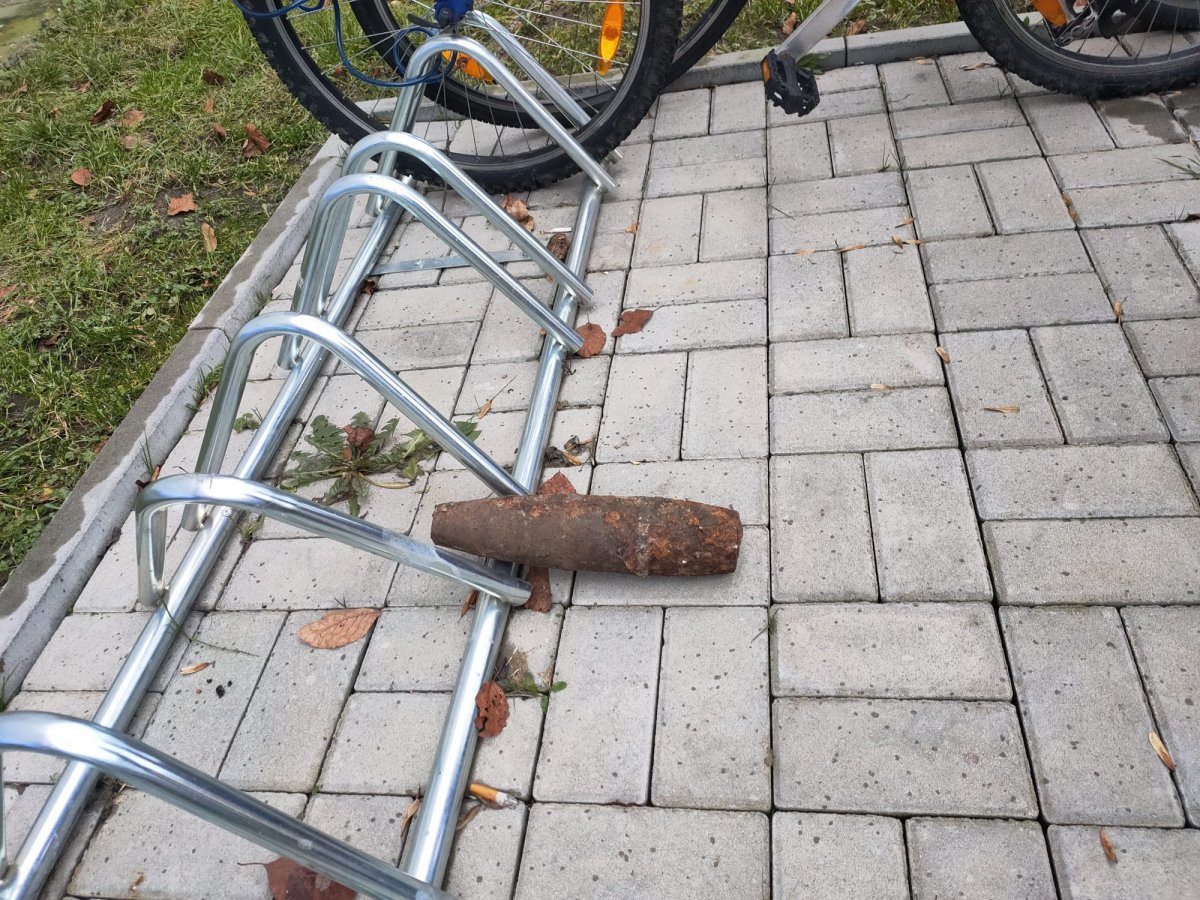 Elbląg: Pocisk artyleryjski pozostawiony przy stojaku na rowery przy ul. Kasprzaka