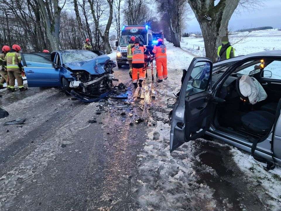 Droga nr 504: Zderzenie czołowe dwóch samochodów osobowych w Milejewie. Sześć osób rannych [ZDJĘCIA]