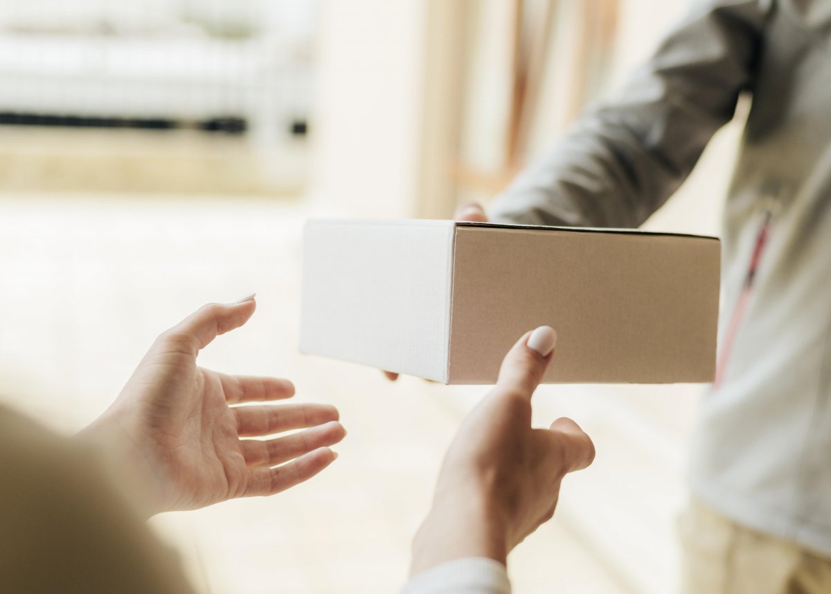 Kupiła telefon, a dostała paczkę pełną śmieci. Czy za pobraniem da się oszukać? Okazuje się, że tak