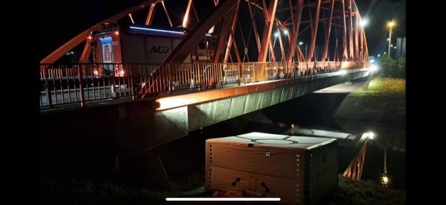 Młody mężczyzna chciał skoczyć z mostu w Braniewie. Strażacy i policjanci zapobiegli tragedii
