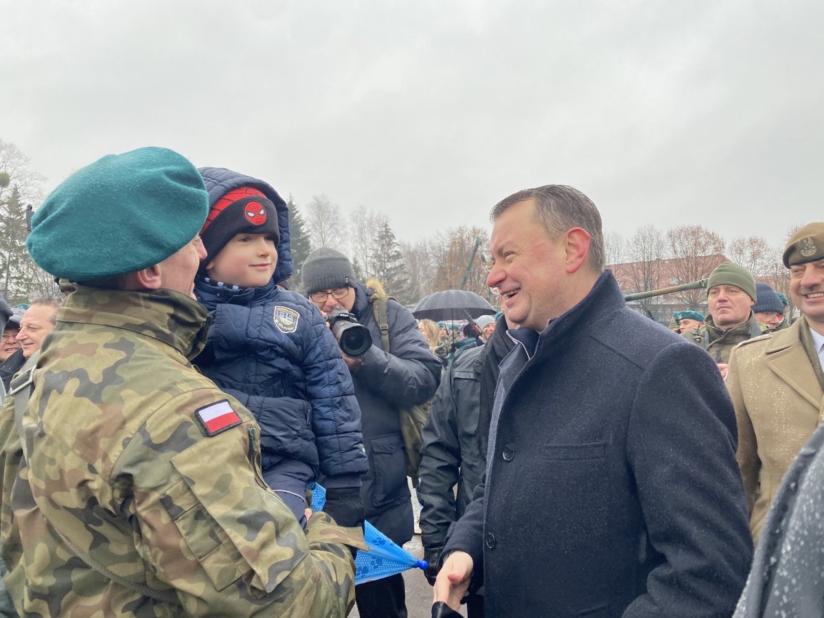 Szef MON Mariusz Błaszczak w Elblągu: Służba w Wojsku Polskim to dobry wybór. Przysięga żołnierzy dobrowolnej zasadniczej służby wojskowej w Elblągu