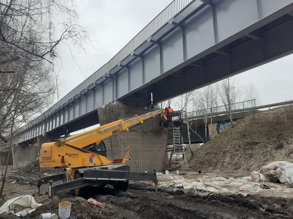 Trwa remont mostu kolejowego nad rzeką Elbląg [ZDJĘCIA]
