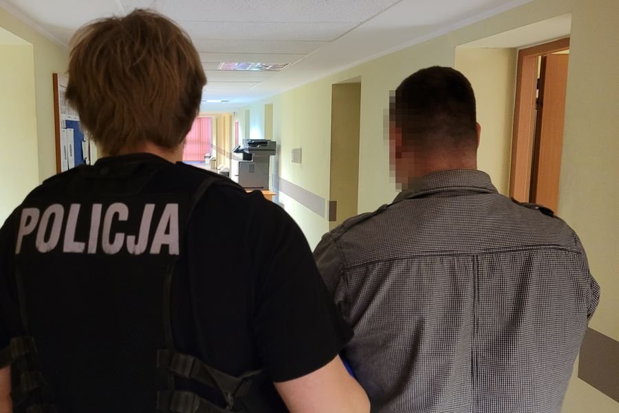 Z pokoju hotelowego wprost do policyjnej celi. Para z Elbląga zatrzymana w Sopocie. Mężczyzna zdemolował hotel, kobieta miała narkotyki
