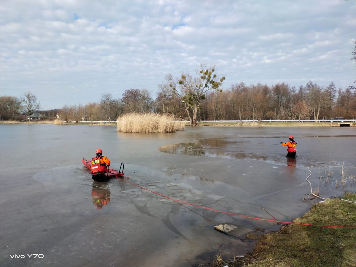 Braniewo: Doskonalenie zawodowe strażaków w zakresie ratownictwa lodowego na akwenach wodnych