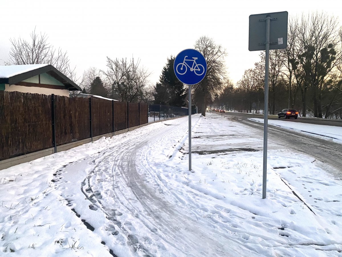 Odśnieżanie ścieżek rowerowych nie jest w Elblągu priorytetem. Co ma zrobić rowerzysta, gdy ścieżka rowerowa jest nieprzejezdna?