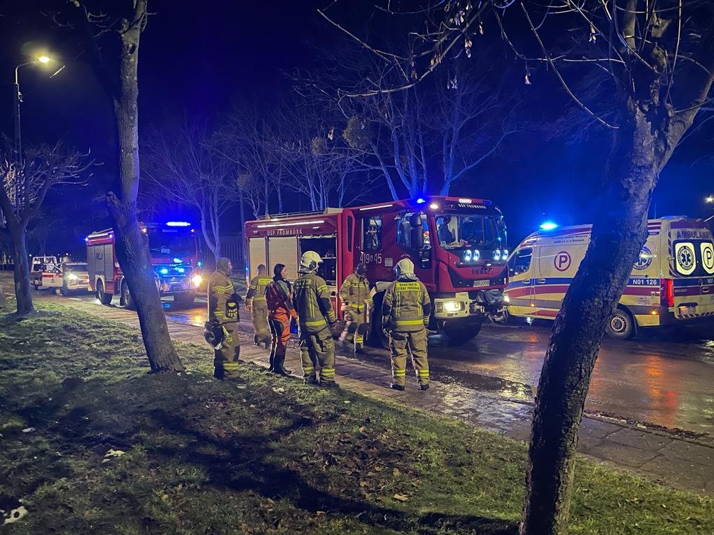Akcja ratownicza na molo we Fromborku. Mężczyzna poślizgnął się podczas biegania i wpadł do wody [ZDJĘCIA]