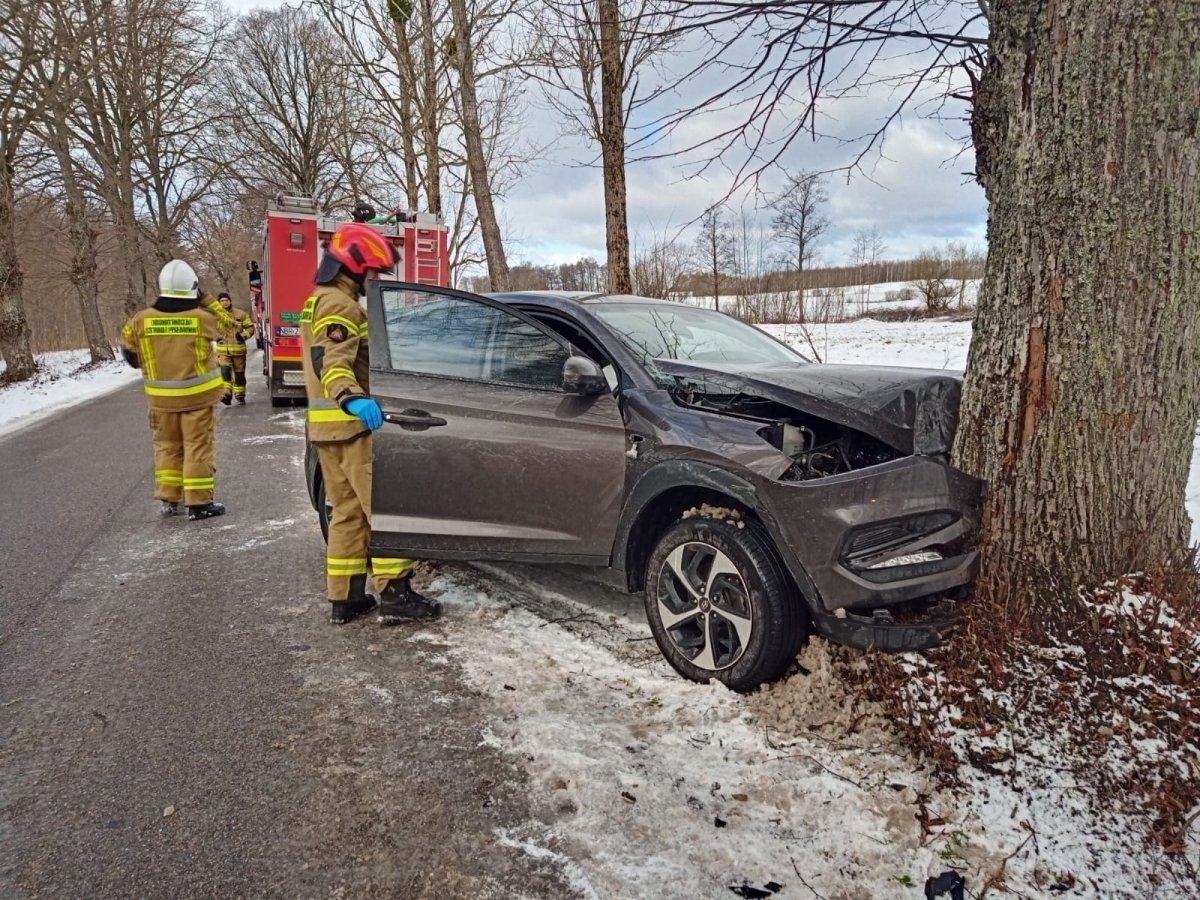 Niebezpiecznie na drogach. Potrącenie pieszego i wypadek [ZDJĘCIA]