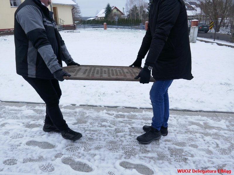 Pamiątkowa płyta nagrobna służyła za klapę zabezpieczającą szambo. Interweniował elbląski Urząd Ochrony Zabytków