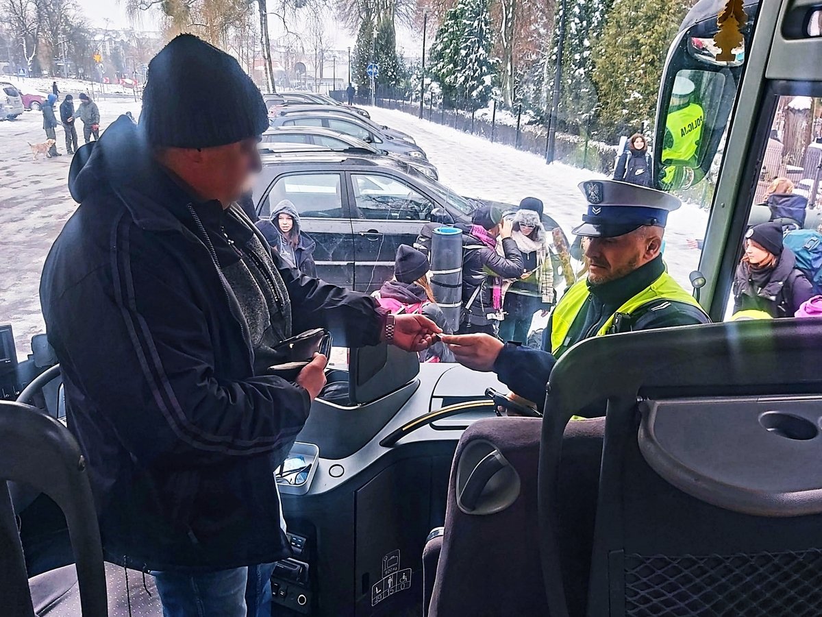 Ferie w warmińsko-mazurskim. Policjanci kontrolują autokary