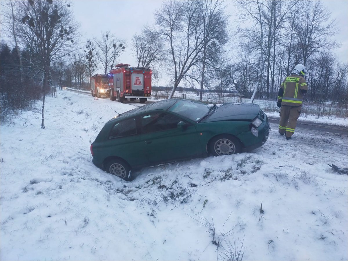 Zderzenie dwóch audi na drodze wojewódzkiej nr 507. Jedna osoba trafiła do szpitala [ZDJĘCIA]