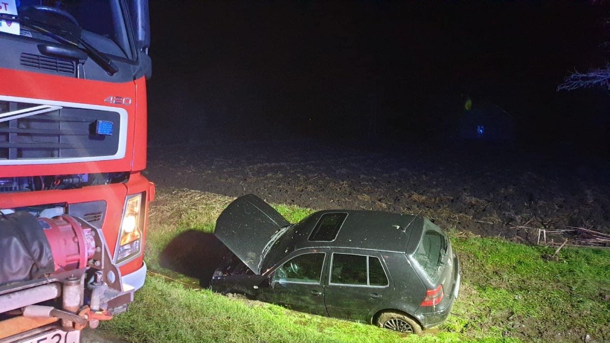 Krzewsk: Auto wpadło do rowu