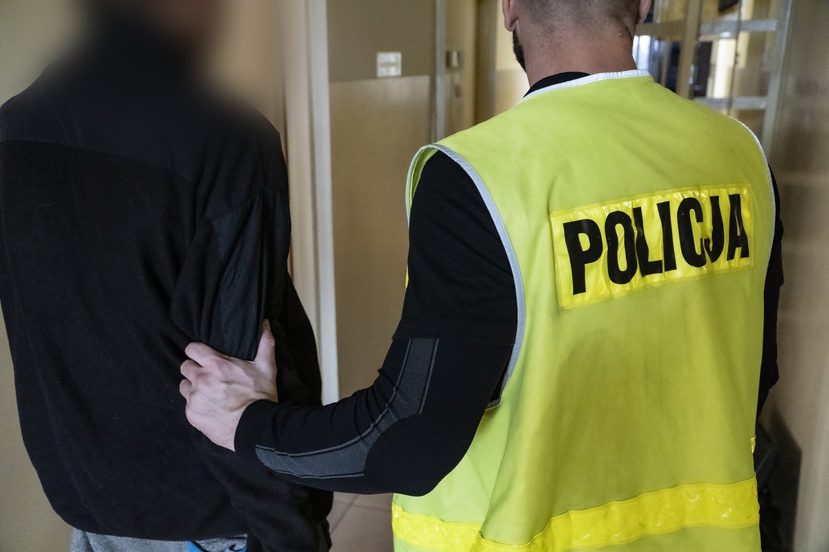 Kryminalni weszli do jednego z mieszkań przy ul. Barona. 28-latek w rękach policji
