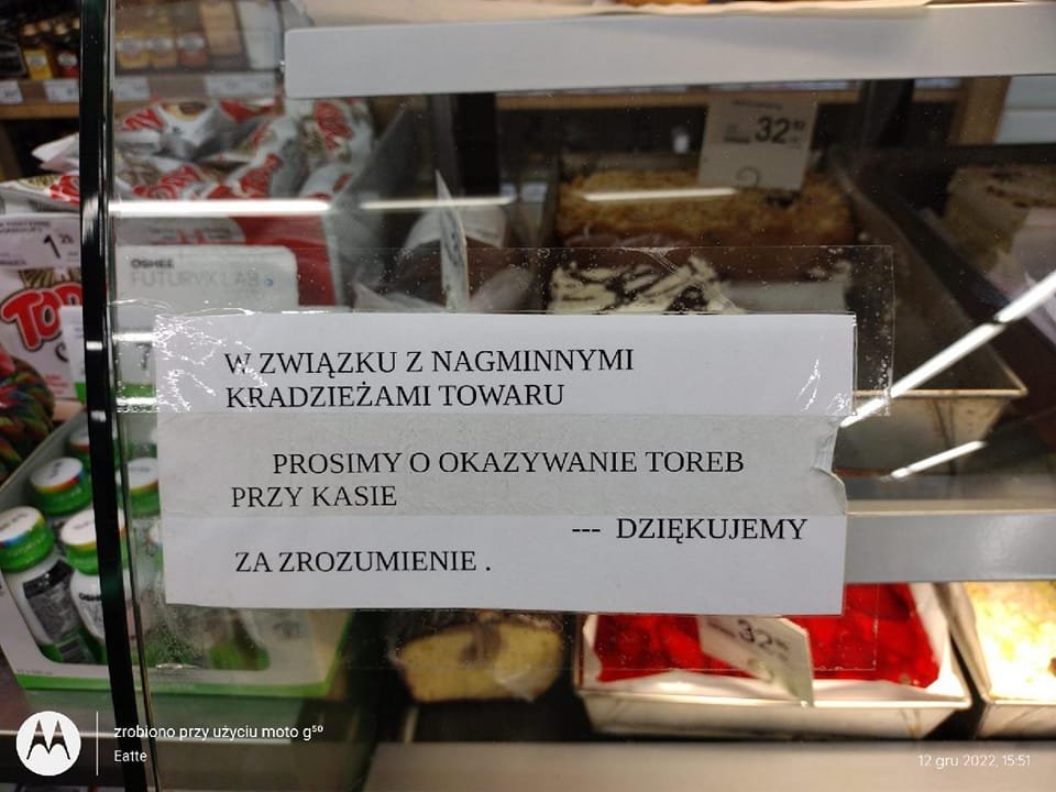 Sklep przy Gwiezdnej prosi o okazywanie toreb przy kasie. Czy to zgodne z prawem?