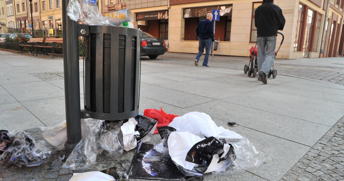 Kosze na śmieci w Elblągu pod lupą radnych. Gdzie jest ich za mało? 