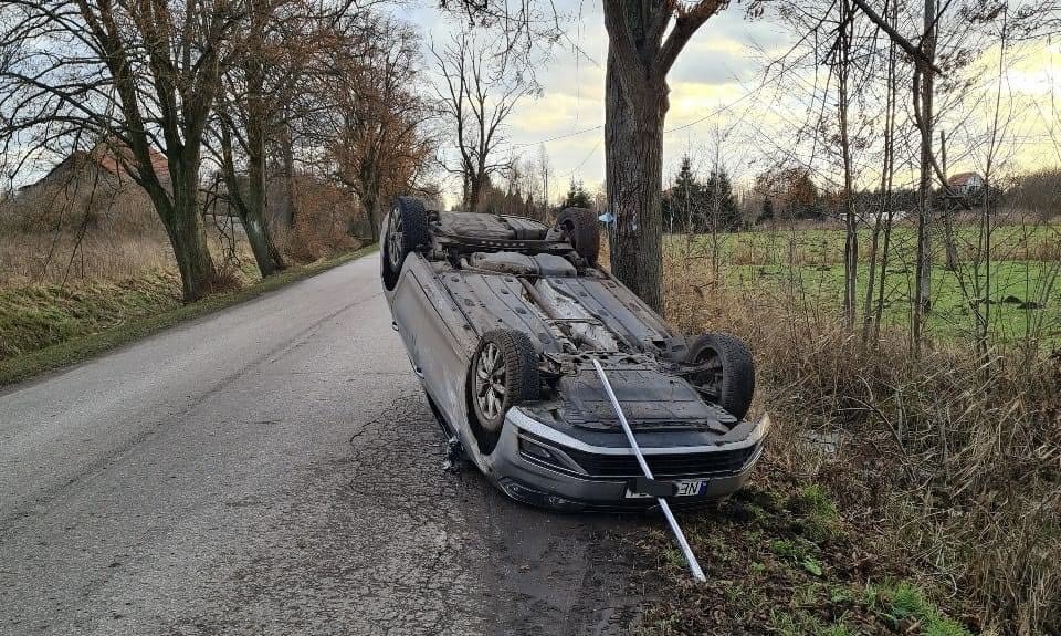 Najpierw spowodował kolizję w Elblągu, później dachował w Żurawcu [ZDJĘCIA]