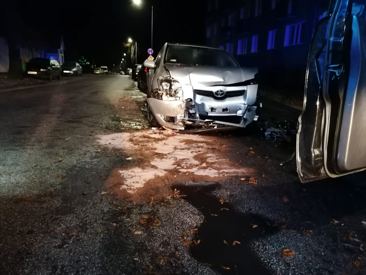 Mercedesem uderzył w zaparkowane auta [ZDJĘCIA]