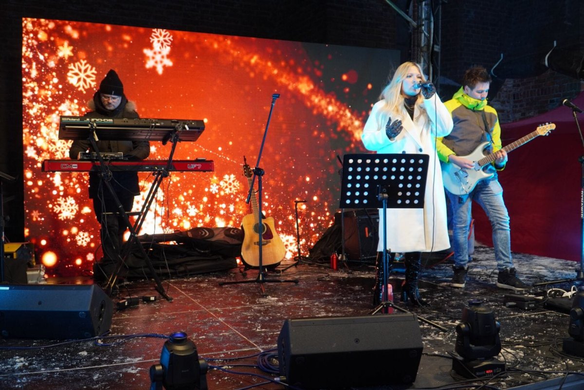 Jasełka, świąteczne spotkania, jarmark bożonarodzeniowy i koncert Gosi Andrzejewicz [ZDJĘCIA]
