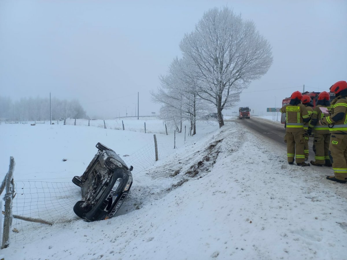 Dachowanie na S22. Policja apeluje o ostrożność na drogach