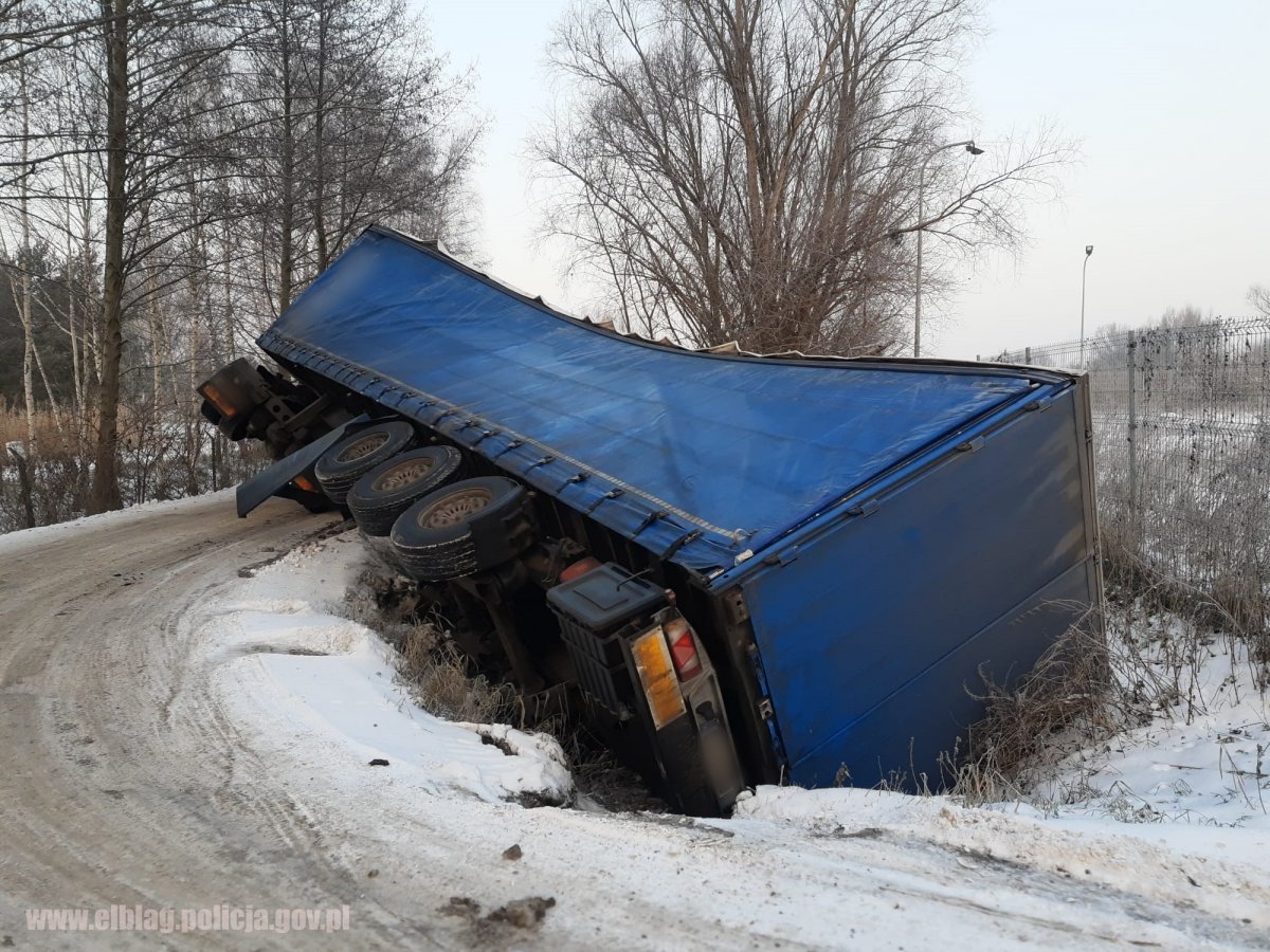 Kolizja ciężarówki i utrudnienia w ruchu w miejscowości Nowe Pole (powiat elbląski) [ZDJĘCIA]