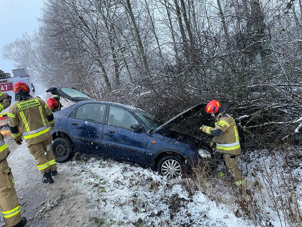 Niebezpiecznie na drogach. Auto wpadło do rowu [ZDJĘCIA]