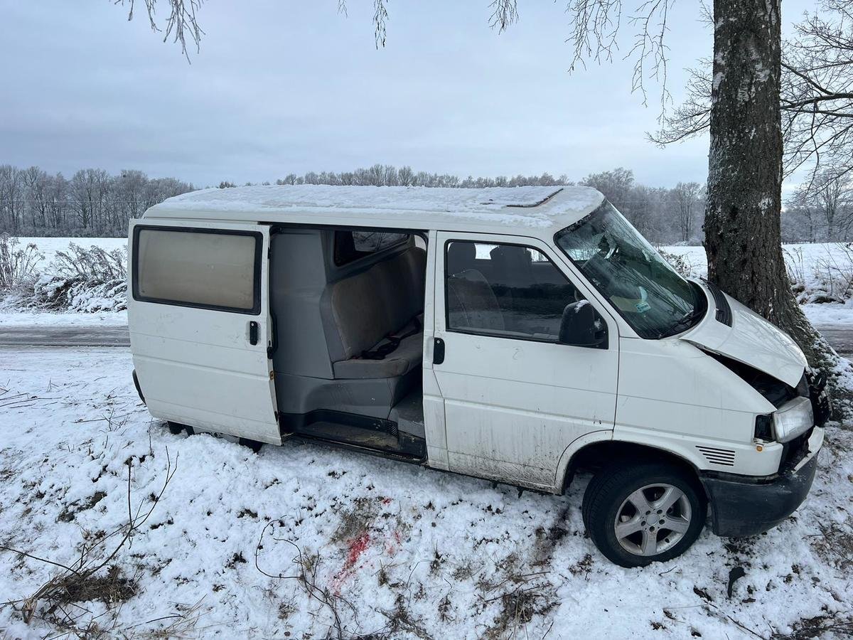 Policjanci wyjaśniają okoliczności wypadku drogowego na drodze powiatowej pomiędzy miejscowościami Zgoda i Rodowo