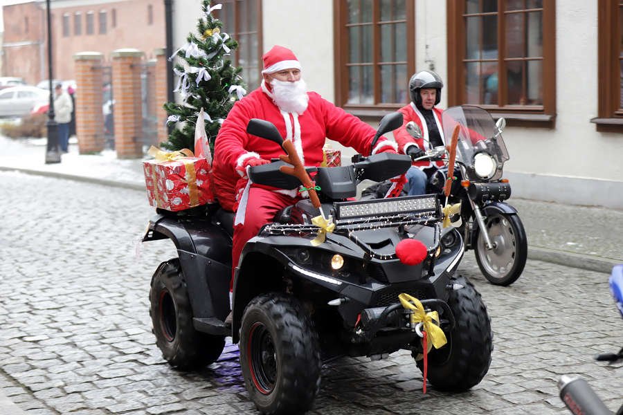 Motomikołaje znowu w akcji. Przywieźli dzieciom prezenty na motocyklach  [ZDJĘCIA]