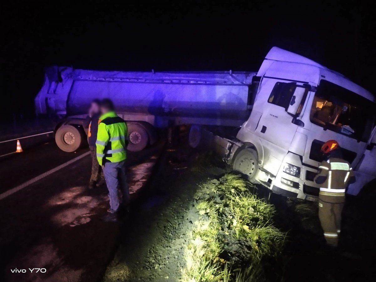 Droga S22: Kierowca ciężarówki zjechał z drogi