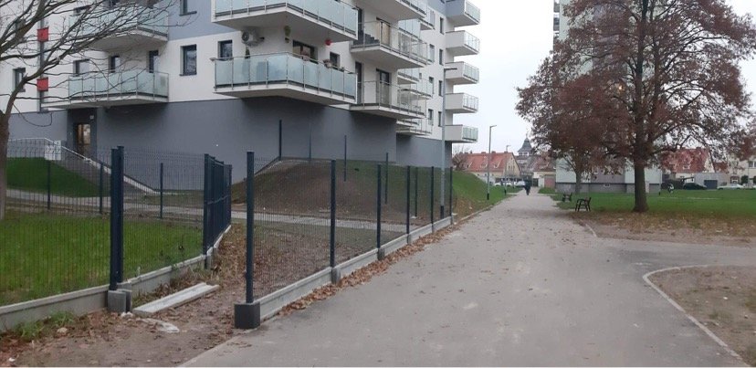 Po naszej interwencji zamontowano ogrodzenie uniemożliwiające przejazd samochodów po chodniku przy ulicy Malborskiej 