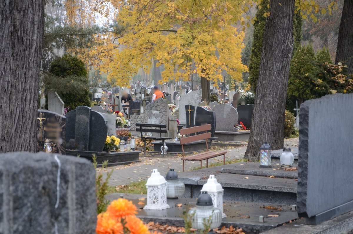 Elbląg: Zarzuty usiłowania ograbienia grobów oraz znieważenia zwłok dla byłego pracownika Zakładu Pogrzebowego Charon