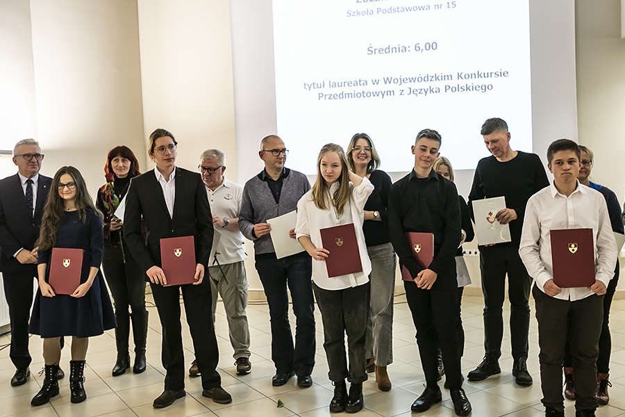 Elbląg: Uzdolnieni uczniowie otrzymali stypendia [ZDJĘCIA]
