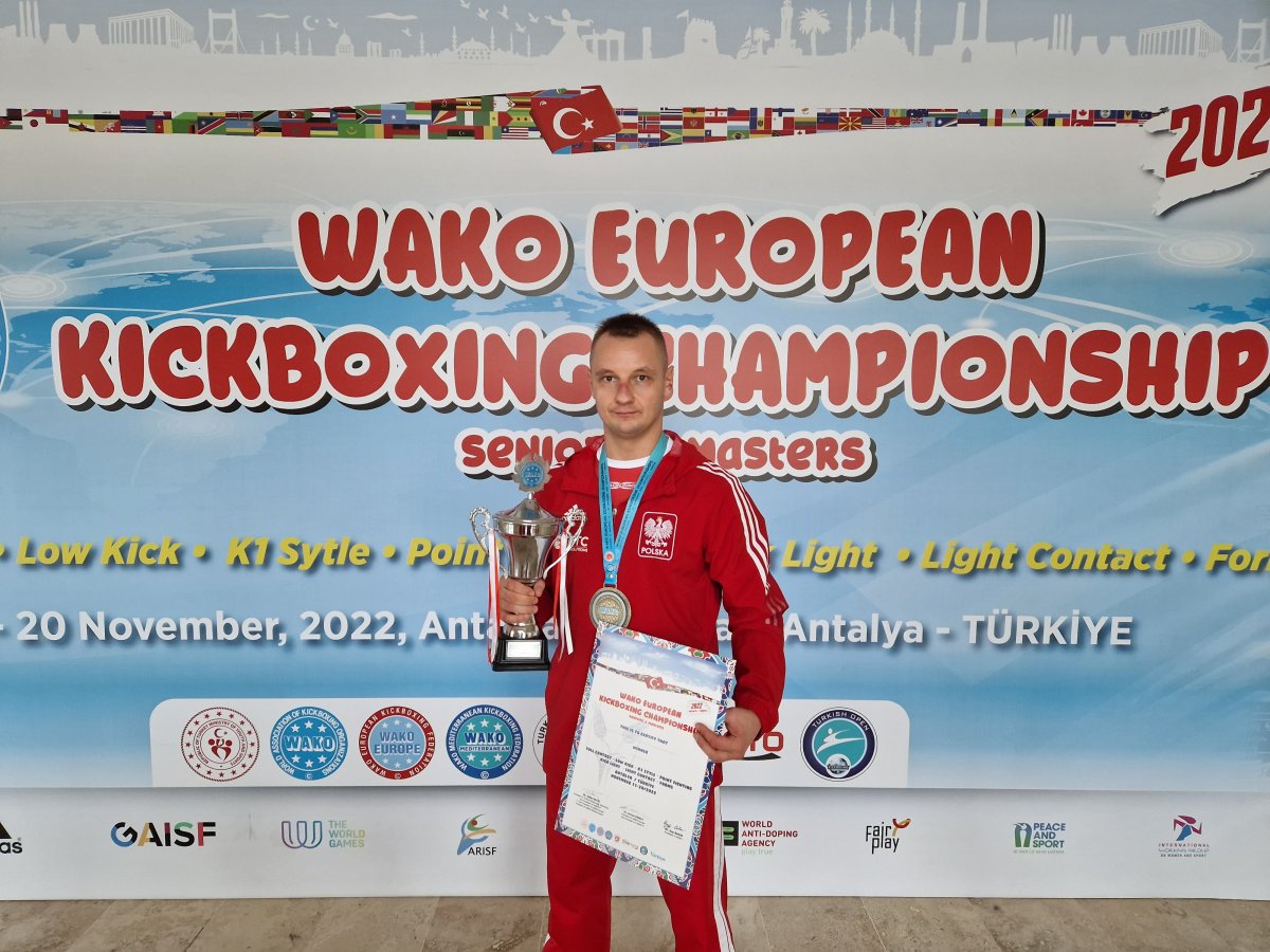 Adrian Durma na najwyższym podium. Strażak z Elbląga Mistrzem Europy w kickboxingu