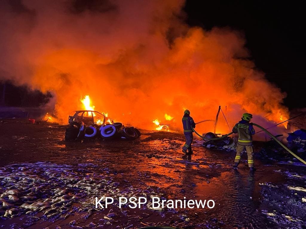 Pieniężno: Pożar samochodów. W nocy spłonęło osiem aut