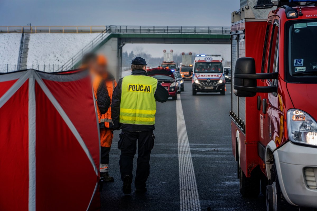Śmiertelny wypadek na S7. 61-latek wszedł pod nadjeżdżający pojazd ciężarowy. Pomimo podjętej reanimacji mężczyzna zmarł