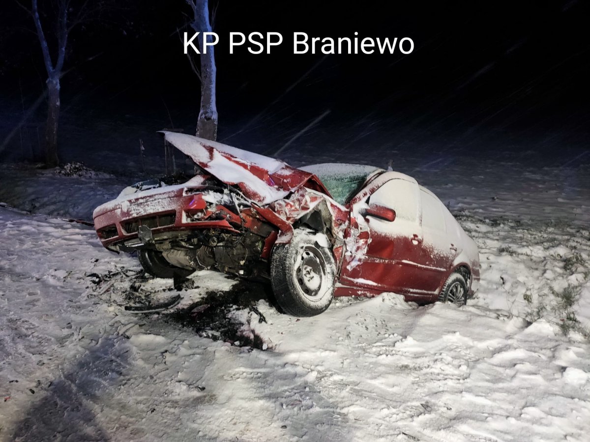 Gmina Pieniężno: Zderzenie dwóch pojazdów osobowych. Dwie osoby trafiły do szpitala