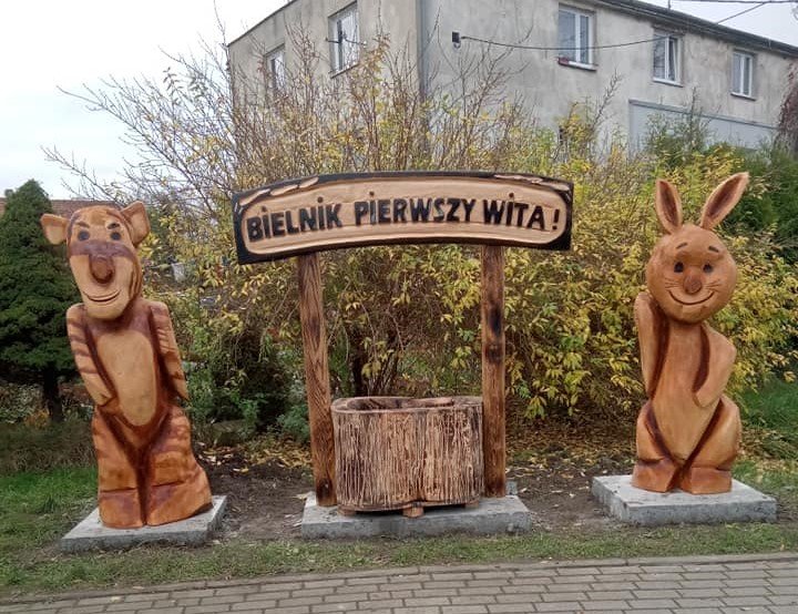 W Bielniku Pierwszym powstały rzeźby z postaciami z bajki o Kubusiu Puchatku