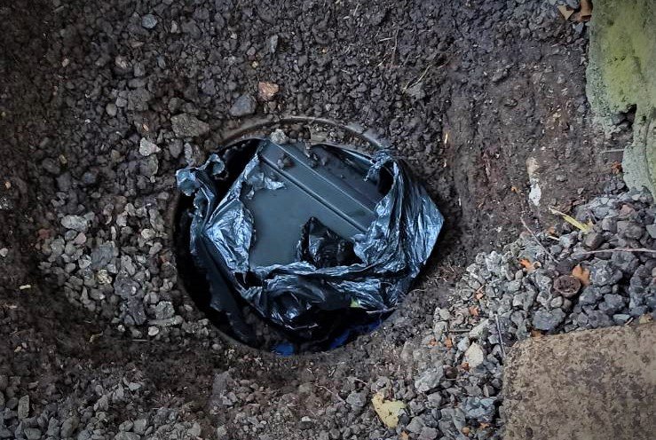 Policjanci zabezpieczyli 15 kilogramów narkotyków oraz ponad 3,5 mln zł, które podejrzani zakopali w ziemi