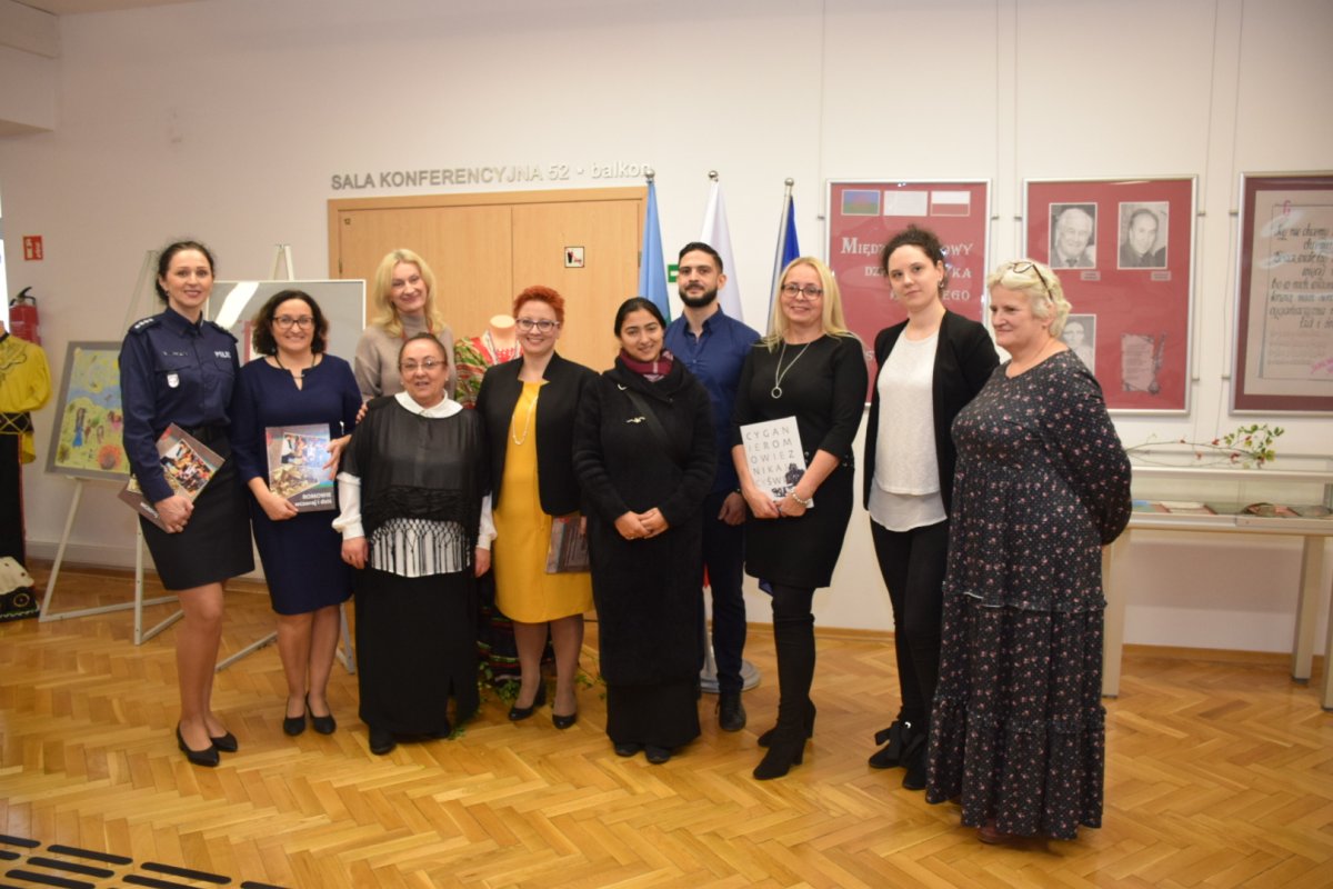 Wystawa w Warmińsko-Mazurskim Urzędzie Wojewódzkim w Olsztynie. Język i literatura romska