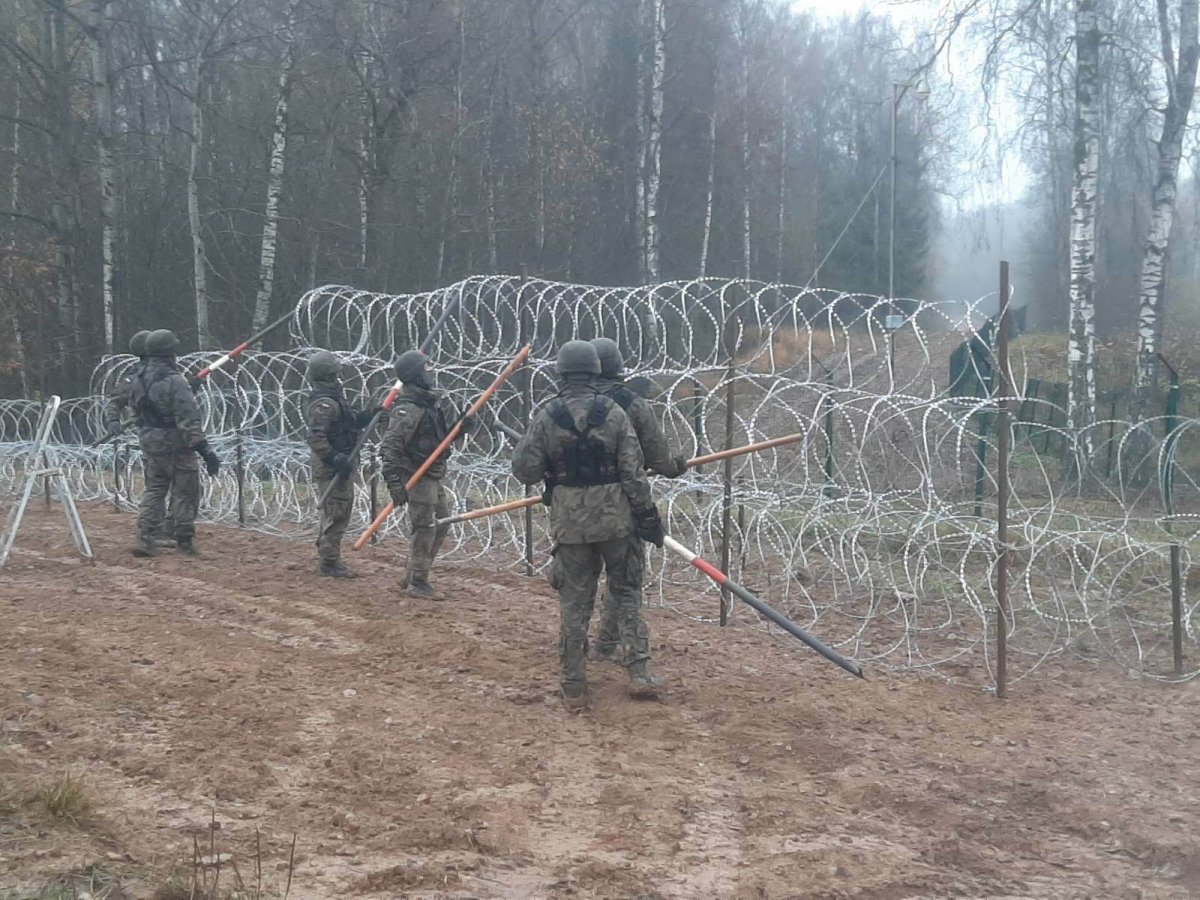 Budowa tymczasowej zapory na granicy polsko-rosyjskiej [ZDJĘCIA]