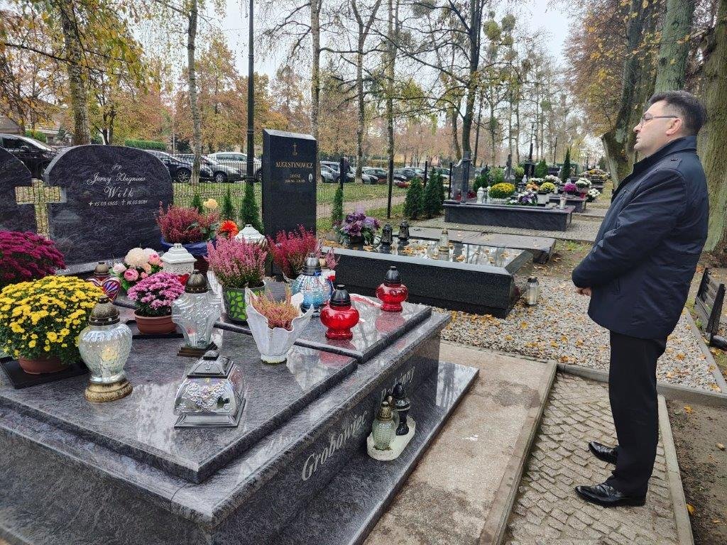 Znicze zapłonęły na grobach byłych prezydentów Elbląga
